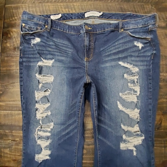 torrid Denim - TORIRID Distressed Boyfriend Capri | 28 PLUS